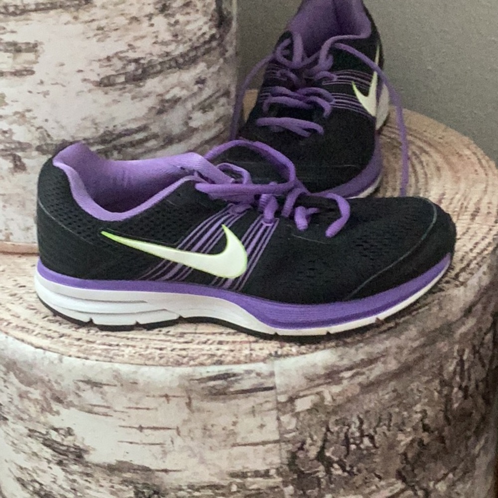 Nike  size 5 y.
